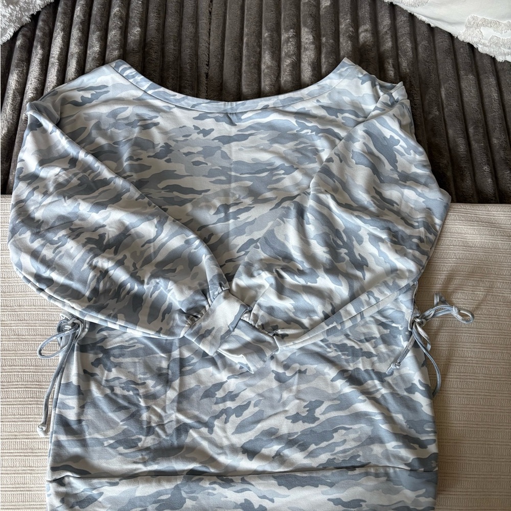 VENUS Light Gray Camo Side Tie Top. Excellent Condition Medium. - Picture 3 of 7